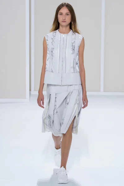 Look 16
